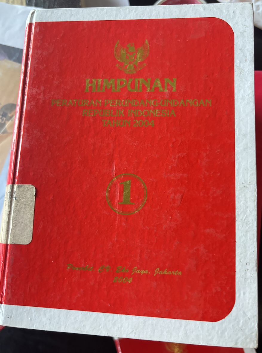 Cover Himpunan Peraturan Perundang-Undangan Republik Indonesia Tahun 2004