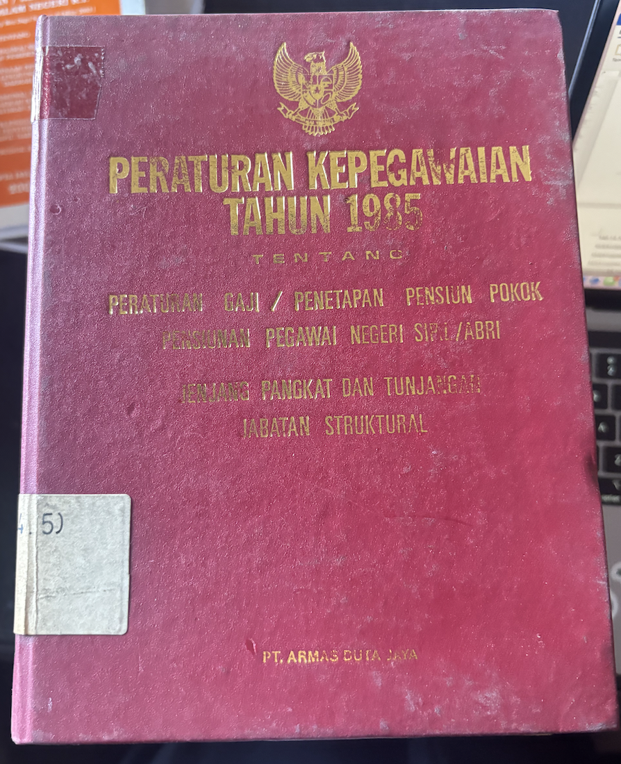 Cover Peraturan Kepegawaian Tahun 1985 Tentang Peraturan Gaji/Penetapan Pensiun Pokok Pensiun Pegawai Negeri Sipil/Abri Jenjang Pangkat dan Tunjangan Jabatan Struktural