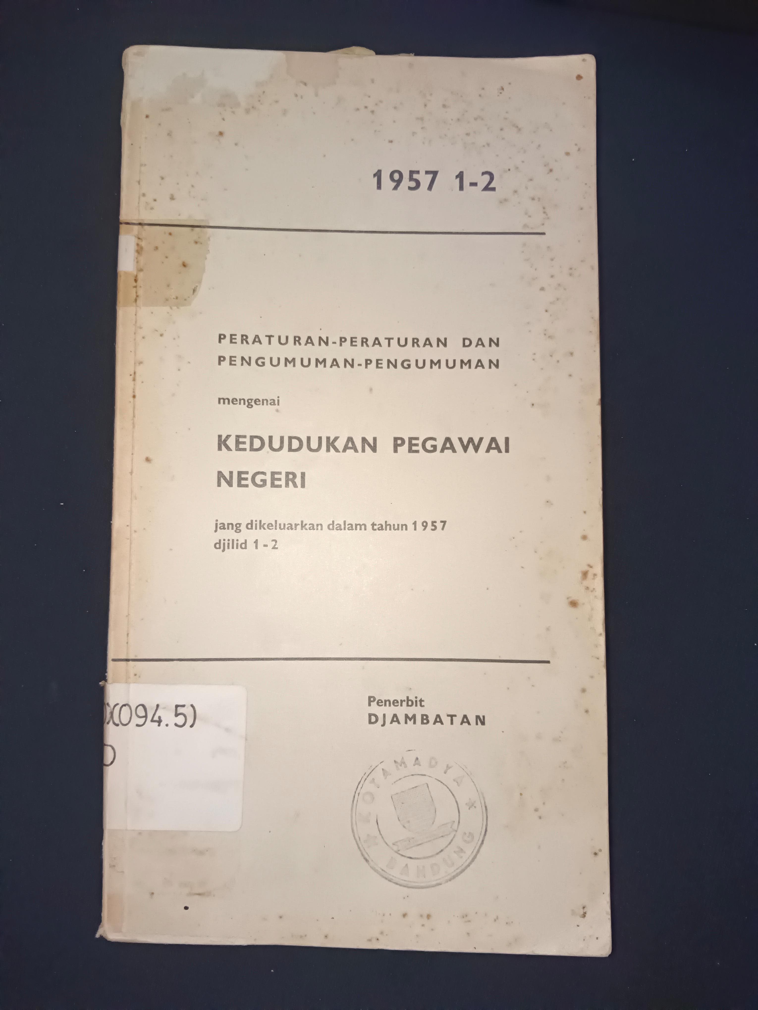 Cover PERATURAN-PERATURAN DAN PENGUMUMAN PENGUMUMAN mengenai KEDUDUKAN PEGAWAI NEGERI jang dikeluarkan dalam tahun 1957 djilid 1-2