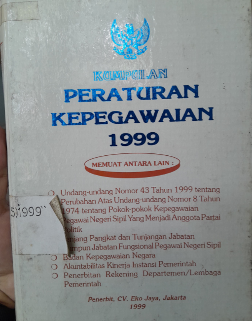 Cover Kumpulan Peraturan Kepegawaian 1999 Memuat Antara Lain: Undang-Undang Nomor 43 Tahun 1999 tentang Perubahan Atas Undang-Undang Nomor 8 Tahun 1974 Tentang Pokok-Pokok Kepegawaian Pegawai Negeri Sipil Yang Menjadi Anggota Partai Politik Jenjang Pangkat dan Tunjangan Jabatan Rumpun Jabatan Fungsional Pegawai Negeri Sipil Badan Kapengawasan Negara Akuntabilitas Kinerja Instansi Pemerintah Penerbitan Rekening Departemen/Lembaga Pemerintah