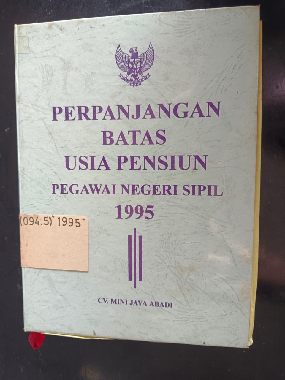 Cover Perpanjangan Batas Usia Pensiun Pegawai Pegawai Negeri Sipil 1995