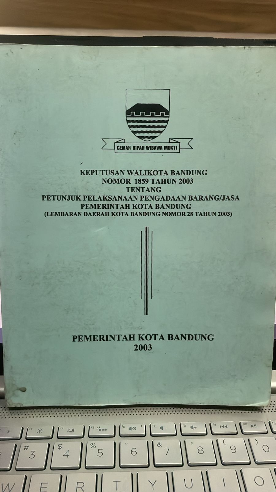 Cover Keputusan Walikota Bandung Nomor 1859 Tahun 2003 Tentang Petunjuk Pelaksanaan Pengadaan Barang / Jasa Pemerintah Kota Bandung ( Lembaran Daerah Kota Bandung Nomor 28 Tahun 2003 )