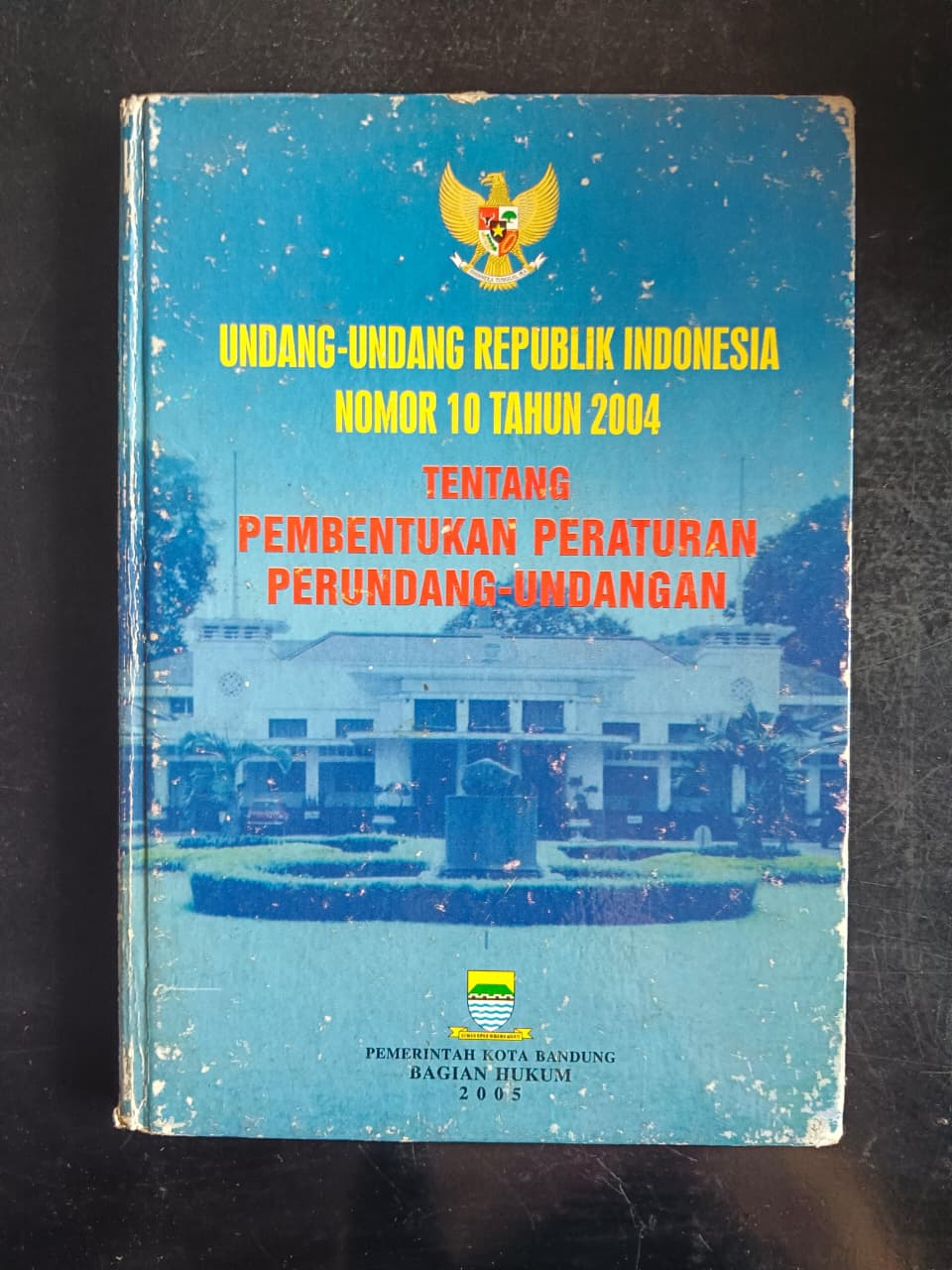 Cover Undang-Undang Republik Indonesia Nomor 10 Tahun 2004 
Tentang Pembentukan Peraturan Perundang-Undangan