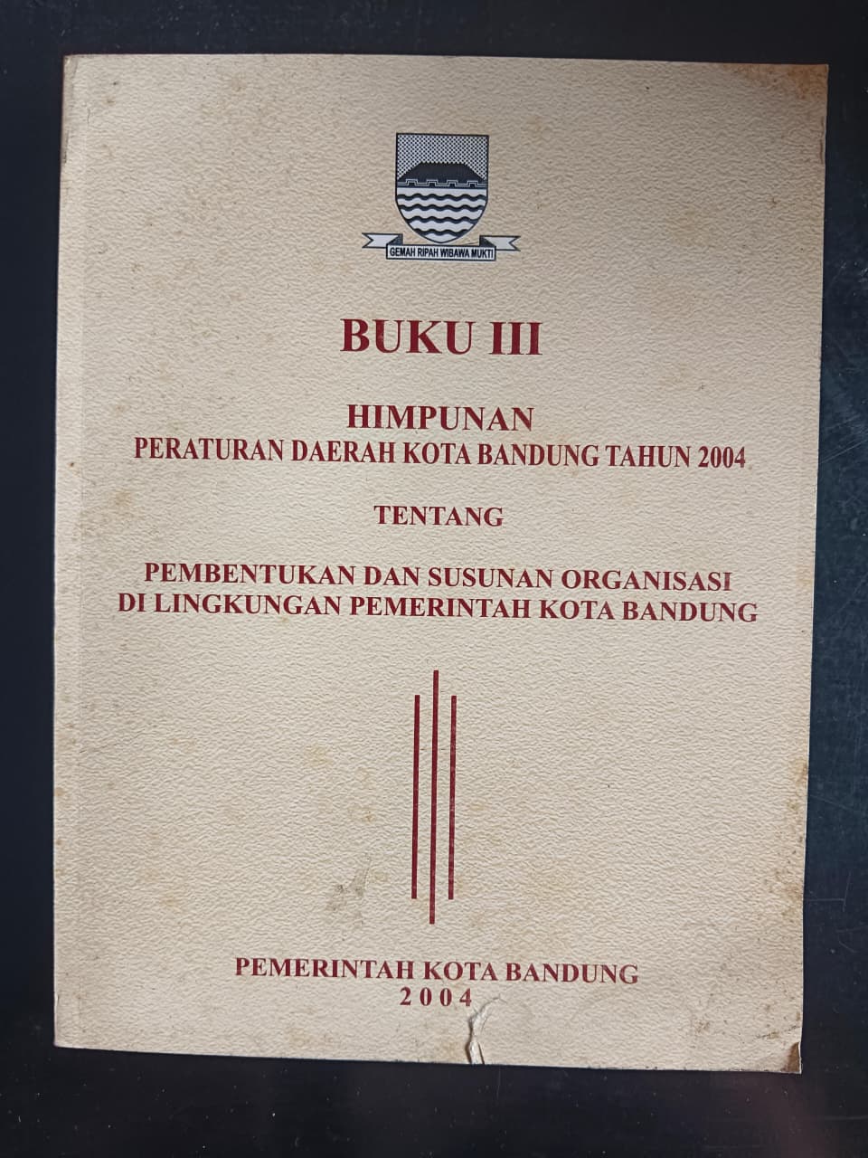 Cover Buku III 
Himpunan Peraturan Daerah Kota Bandung Tahun 2004
Tentang Pembentukan dan Susunan Organisasi Di Lingkungan Pemerintahan Kota Bandung