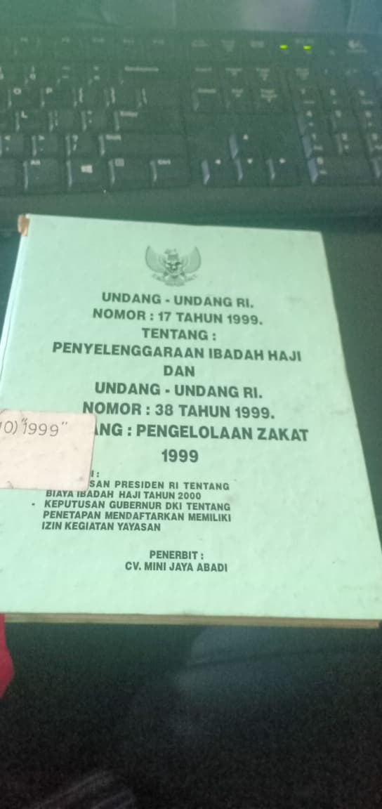 Cover Undang-Undang RI Nomor:17 Tahun 199. Tentang:Penyelenggaraan Ibadah Haji dan Undang-Undang RI. Nomor:38 Tahun 1999 Tentang:Pengelolaan Zakat 1999