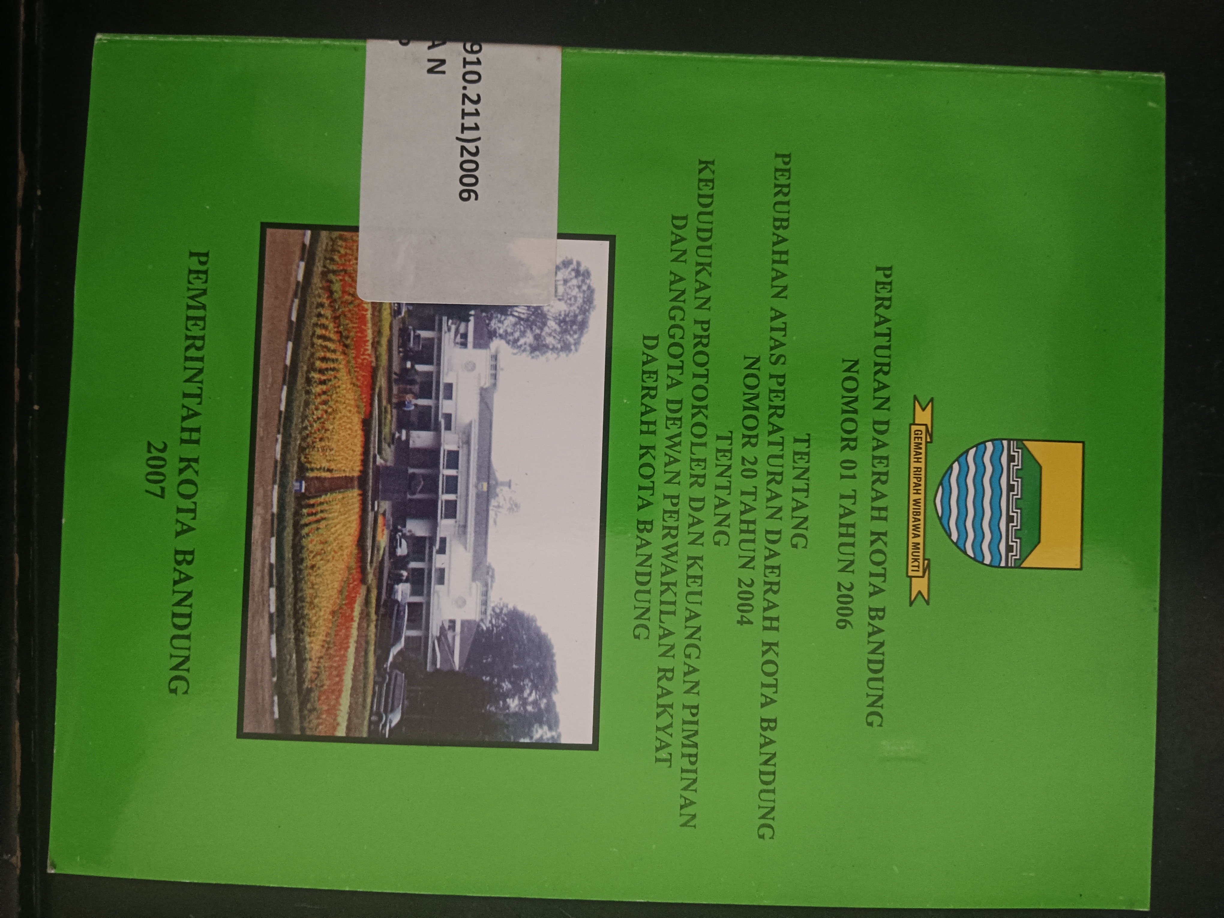 Cover Peraturan Daerah Kota Bandung Nomor 01 Tahun 2006 Tentang Perubahan Atas Peraturan Daerah Kota Bandung Nomor 20 Tahun 2004 Tentang Kedudukan Protokoler Dan Keuangan Pimpinan Dan Anggota Dewan Perwakilan Rakyat Daerah Kota Bandung