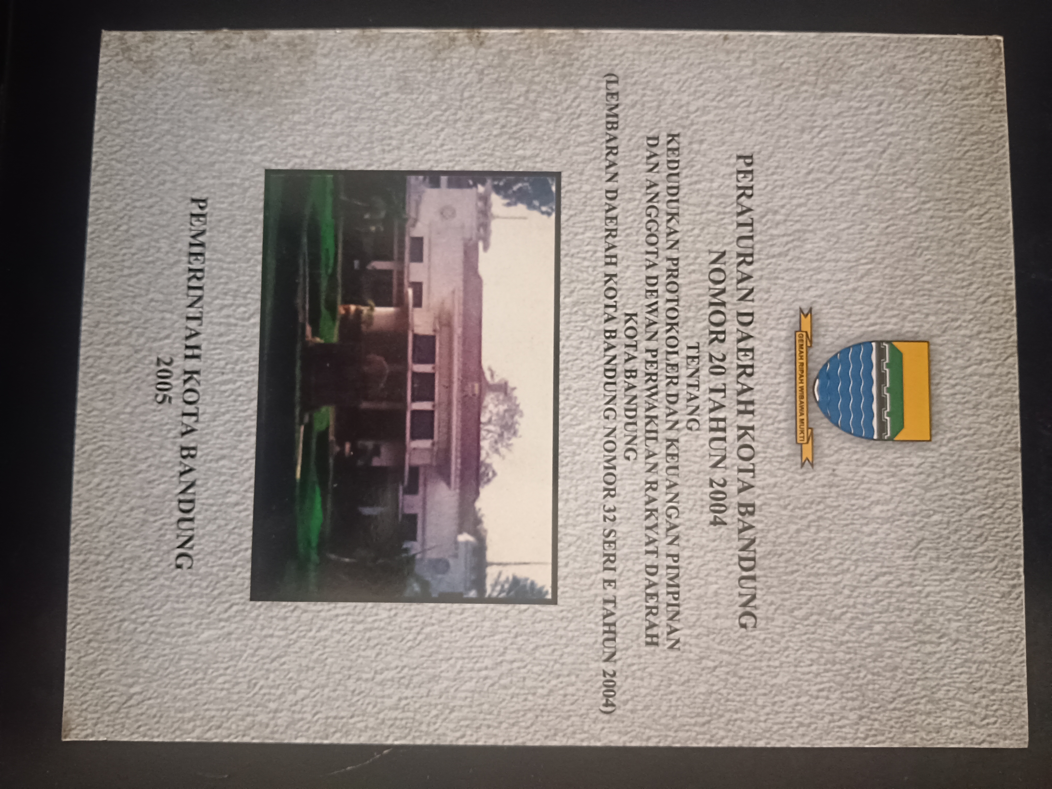Cover Peraturan Daerah Kota Bandung Nomor 20 Tahun 2004 Tentang Kedudukan Protokoler Dan Keuangan Pimpinan Dan Anggota Dewan Perwakilan Rakyat Daerah Kota Bandung (Lembaran Daerah Kota Bandung