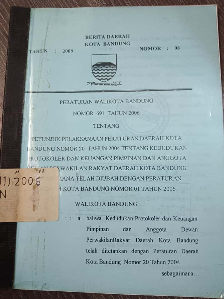 Cover Peraturan Walikota Bandung Nomor 402 Tahun 2006 Tentang Petunjuk Pelakasanaan Peraturan Daerah Kota Bandung Nomor 20 Tahun 2004 Tentang Kedudukan Prokoler Dan Keuangan Pimpinan Dan Anggota Dewan Perwakilan Rakyat Daerah Kota Bandung Sebagaimana Telah Dubah Dengan Peraturan Daerah Kota Bandung Nomor 01 Tahun 2006