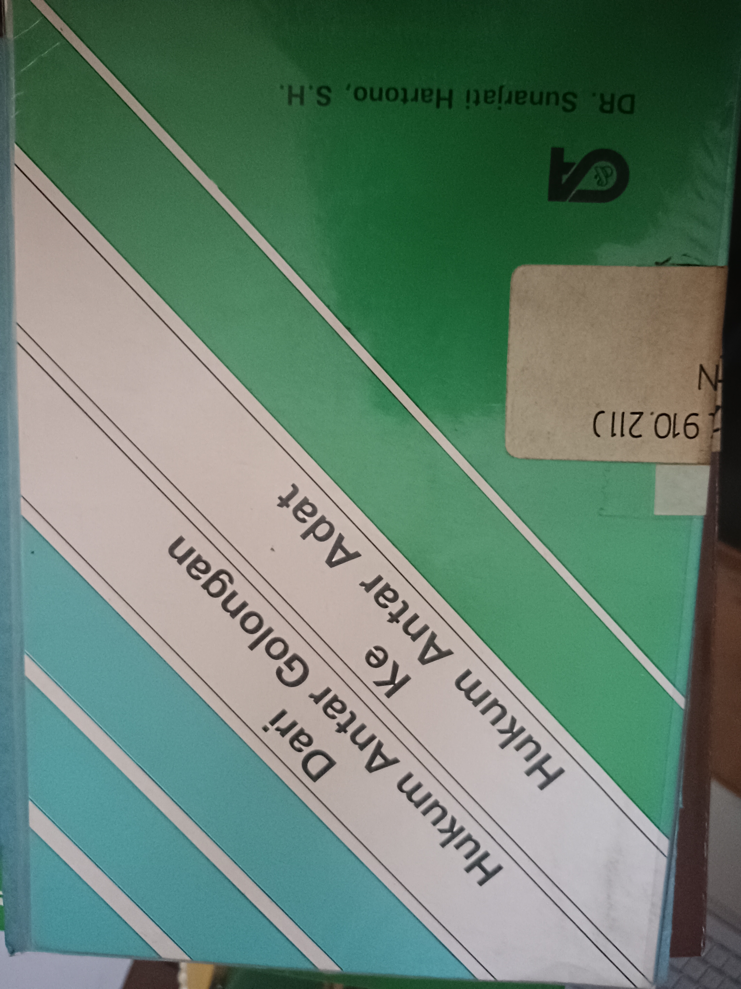 Cover Dari Hukum Antar Golongan Ke Hukum Antar Adat