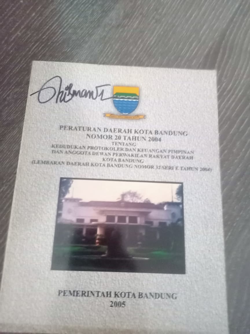 Cover Peratutan Daerah Kota Bandung Nomor 20 Tahun 2004 Tentang Kedudukan Protokoler DanKeuangan Pimpinan Dan Anggota Dewan Perwakilan Rakyat Daerah Kota Bandung (Lembaran Daerah Kota Bandung Nomor 32 Seri E Tahun 2004)