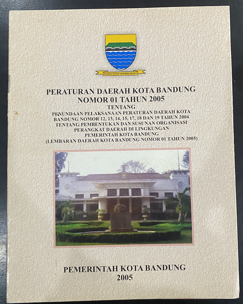 Cover Peraturan Daerah Kota Bandung Nomor 01 Tahun 2005 Tentang Penundaan Pelaksanaan Peraturan Daerah Kota Bandung Nomor 12, 13, 14, 15, 16, 17, 18 dan 19 Tahun 2004 Tentang Pembentukan dan Susunan Organisasi Perangkat Daerah Lingkungan Pemerintah Kota Bandung (Lembaran Daerah Kota Bandung Nomor 01 Tahun 2005)