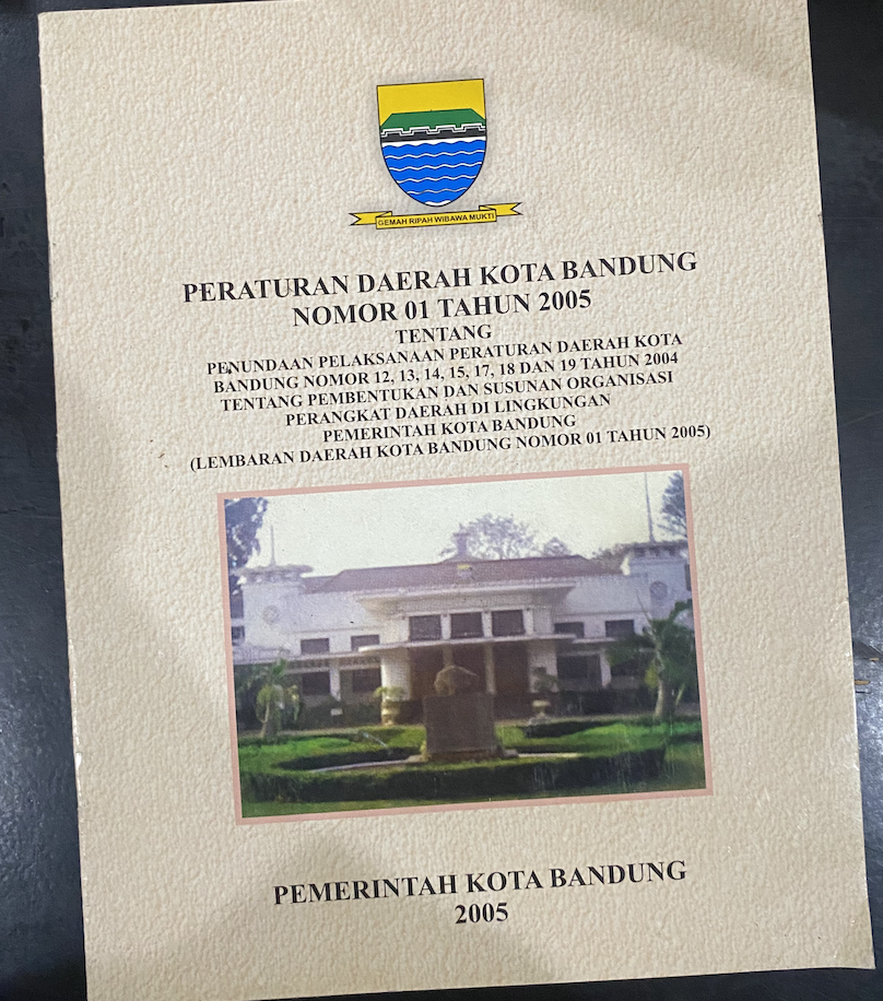 Cover Peraturan Daerah Kota Bandung Nomor 01 Tahun 2005 Tentang Penundaan Pelaksanaan Peraturan Daerah Kota Bandung Nomor 12, 13, 14, 15, 16, 17, 18 dan 19 Tahun 2004 Tentang Pembentukan dan Susunan Organisasi Perangkat Daerah Lingkungan Pemerintah Kota Bandung (Lembaran Daerah Kota Bandung Nomor 01 Tahun 2005)
